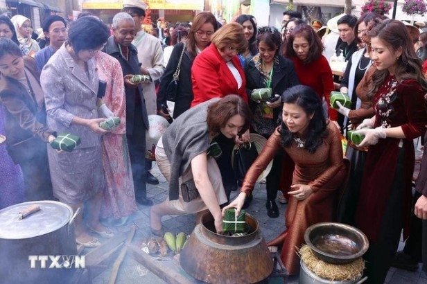 Party chief’s spouse, foreign female ambassadors wrap ‘banh chung’